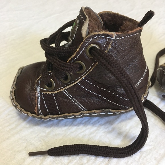 Size 0 US. OutBak’s Leather Sneakers - Picture 4 of 10